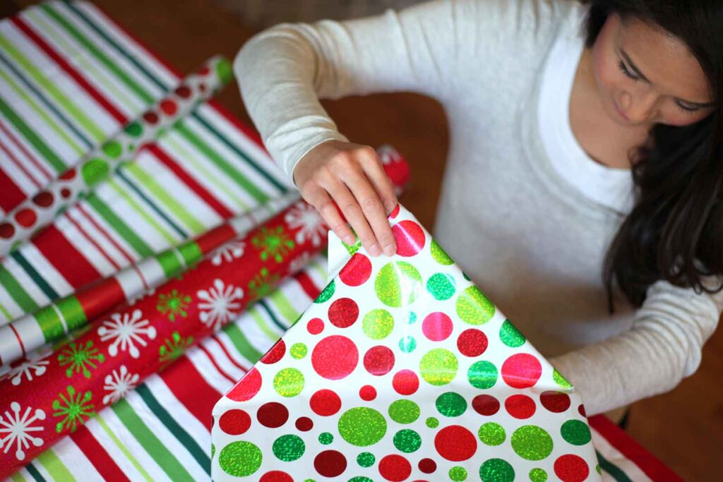 volunteer wrap presents